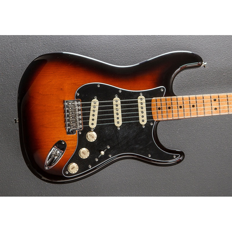 Vintera II 70’s Stratocaster – 3 Color Sunburst w/Maple