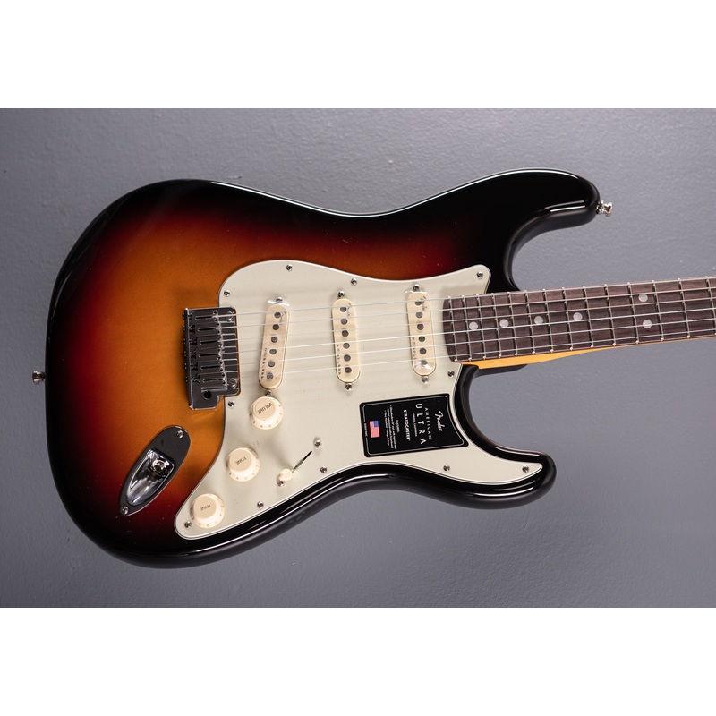 American Ultra Stratocaster   Ultraburst w/Rosewood