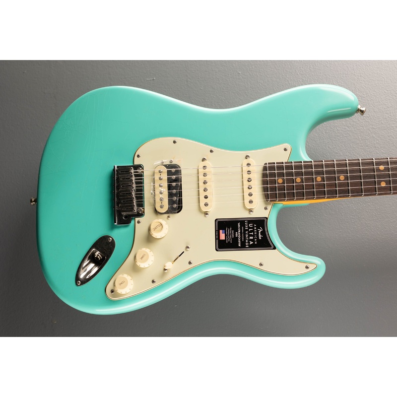 American Ultra Luxe Vintage ’60s Stratocaster HSS – Sea Foam Green